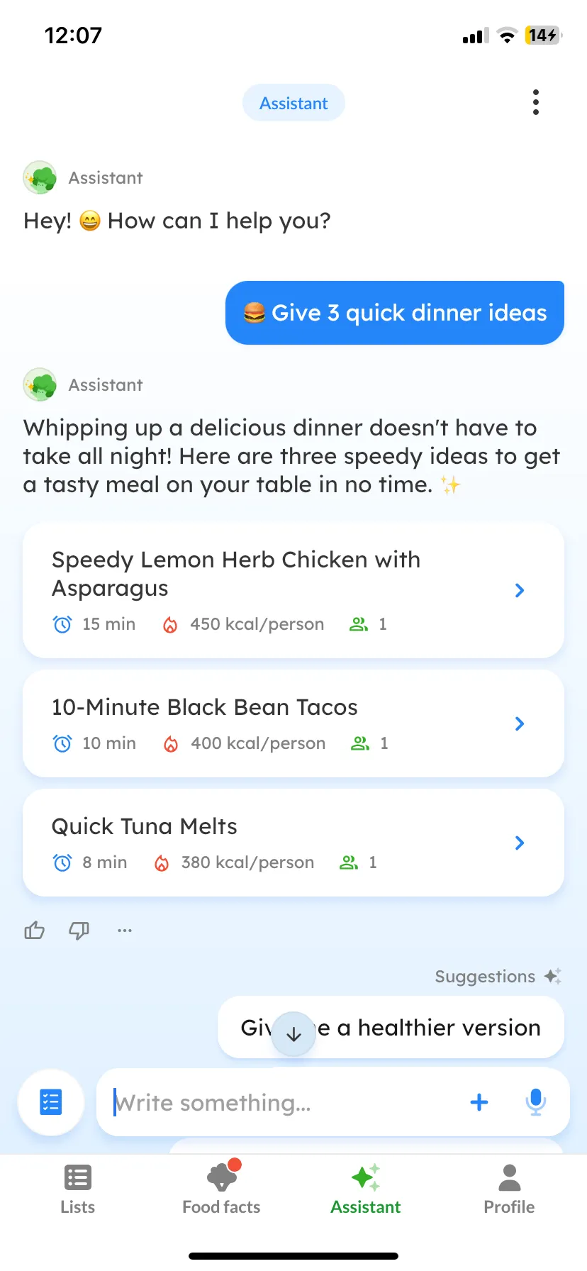 Listonic's assistant answering "Give 3 quick dinner ideas" with Speedy Lemon Herb Chicken with Asparagus at 15 minutes, 10-Minute Black Bean Tacos and Quick Tuna Melts at 8 minutes, each showing calories per person